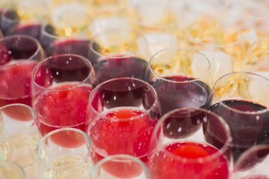 Güzel satır satır farklı renkli alkol kokteyller bir Noel partisi, martini, votka ve diğer nane ile catering buket masada açık hava olay, resim güzel bokeh ile dekore edilmiştir.