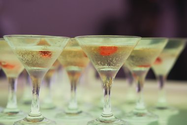 Güzel satır satır farklı renkli alkol kokteyller bir Noel partisi, martini, votka ve diğer nane ile catering buket masada açık hava olay, resim güzel bokeh ile dekore edilmiştir.