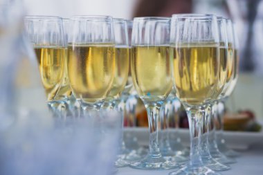 Güzel satır satır farklı renkli alkol kokteyller bir Noel partisi, martini, votka ve diğer nane ile catering buket masada açık hava olay, resim güzel bokeh ile dekore edilmiştir.