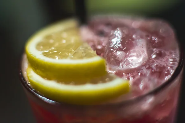 Bella fila di cocktail alcolici colorati diversi con menta su una festa di Natale, martini, vodka e altri su tavolo decorato bouquet catering su evento all'aperto, immagine con bel bokeh — Foto Stock