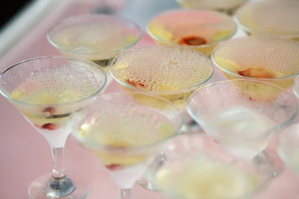 Mooie rijlijn verschillende gekleurde alcohol cocktails met mint op een kerstfeest, martini, wodka en anderen op ingericht horeca boeket tabel op openlucht evenement, foto met mooie bokeh — Stockfoto