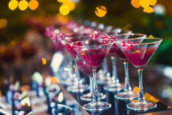 Beautiful row line of different colored alcohol cocktails with mint on a christmas party, martini, vodka,and others on decorated catering bouquet table on open air event, picture with beautiful bokeh — Stock Photo, Image