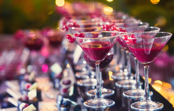 Piękny wiersz wiersz inny alkohol kolorowe koktajle z mięty na bożonarodzeniowe, martini, wódka, a inni na urządzone cateringu tabela bukiet na festiwalu open air, obraz piękny bokeh — Zdjęcie stockowe