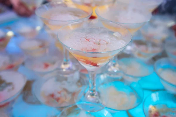 Beautiful row line of different colored alcohol cocktails with mint on a christmas party, martini, vodka,and others on decorated catering bouquet table on open air event, picture with beautiful bokeh — Stock Photo, Image