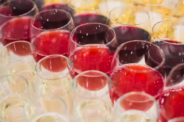 Schöne Reihe verschiedenfarbiger Alkoholcocktails mit Minze auf einer Weihnachtsfeier, Martini, Wodka und andere auf einem dekorierten Catering-Tisch auf einer Open-Air-Veranstaltung, Bild mit schönem Bokeh — Stockfoto