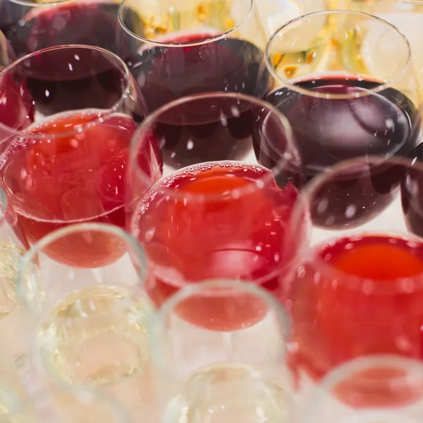 Όμορφη γραμμή γραμμή από διαφορετικά χρωματισμένα αλκοόλ κοκτέιλ με δυόσμο σε ένα Χριστουγεννιάτικο πάρτι, martini, βότκα, και άλλοι σε διακοσμημένα με κουζίνα πίνακα μπουκέτο στον ανοιχτό αέρα γεγονότος, εικόνα με το όμορφο bokeh — Φωτογραφία Αρχείου