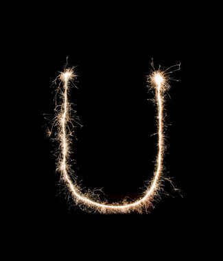 Siyah arka plan üzerine izole U Harfi