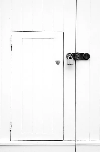 Białe drzwi z kłódką — Zdjęcie stockowe