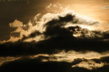 Sunrise bulutlar arkasında