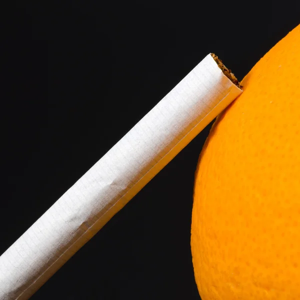 Cigarette and orange — Stock Photo, Image