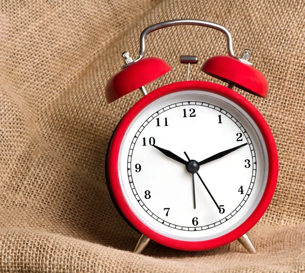 Relógio de alarme vermelho velho — Fotografia de Stock