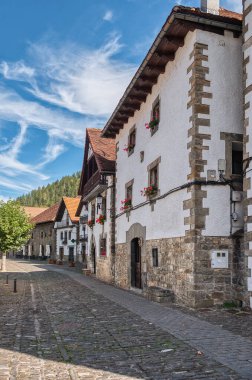Ochagavia İspanya 'nın Roncal-Salazar bölgesinde, Salazar Vadisi' nde, Merindad de Sangesa bölgesinde, Navarre özerk bölgesinde bulunan bir şehirdir.