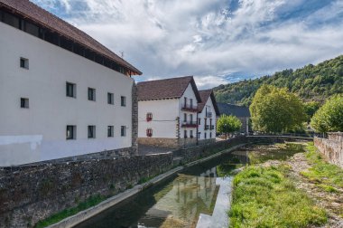 Ochagavia İspanya 'nın Roncal-Salazar bölgesinde, Salazar Vadisi' nde, Merindad de Sangesa bölgesinde, Navarre özerk bölgesinde bulunan bir şehirdir.
