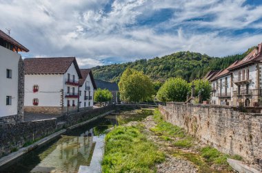 Ochagavia İspanya 'nın Roncal-Salazar bölgesinde, Salazar Vadisi' nde, Merindad de Sangesa bölgesinde, Navarre özerk bölgesinde bulunan bir şehirdir.