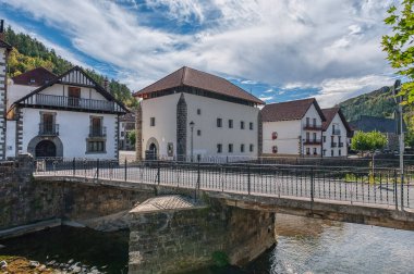 Ochagavia İspanya 'nın Roncal-Salazar bölgesinde, Salazar Vadisi' nde, Merindad de Sangesa bölgesinde, Navarre özerk bölgesinde bulunan bir şehirdir.