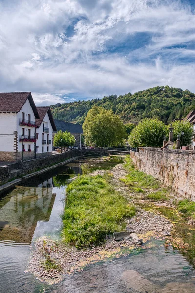 Ochagavia İspanya 'nın Roncal-Salazar bölgesinde, Salazar Vadisi' nde, Merindad de Sangesa bölgesinde, Navarre özerk bölgesinde bulunan bir şehirdir.