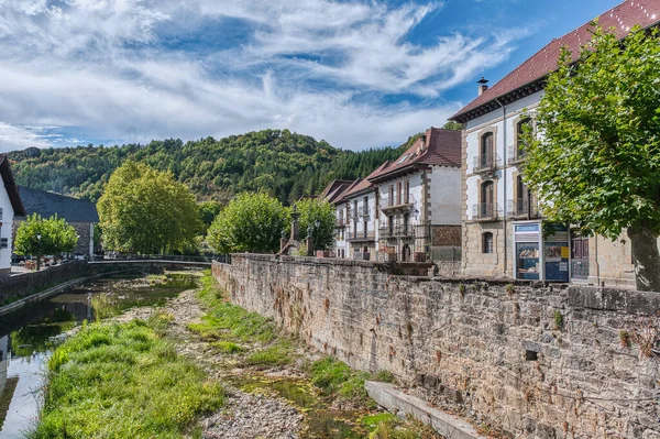 Ochagavia İspanya 'nın Roncal-Salazar bölgesinde, Salazar Vadisi' nde, Merindad de Sangesa bölgesinde, Navarre özerk bölgesinde bulunan bir şehirdir.