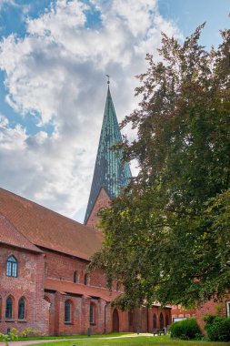 Eutin Almanya 'nın kuzeyinde Schleswig-Holstein eyâletinde, Schleswig-Holstein eyâletinde, Doğu Holstein eyâletine bağlı bölge..