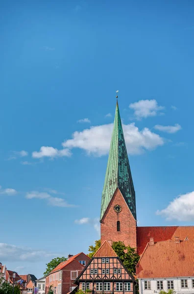 Eutin Almanya 'nın kuzeyinde Schleswig-Holstein eyâletinde, Schleswig-Holstein eyâletinde, Doğu Holstein eyâletine bağlı bölge..