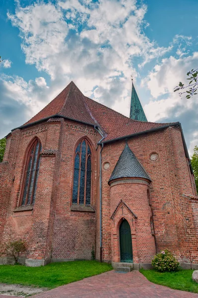 Eutin Almanya 'nın kuzeyinde Schleswig-Holstein eyâletinde, Schleswig-Holstein eyâletinde, Doğu Holstein eyâletine bağlı bölge..