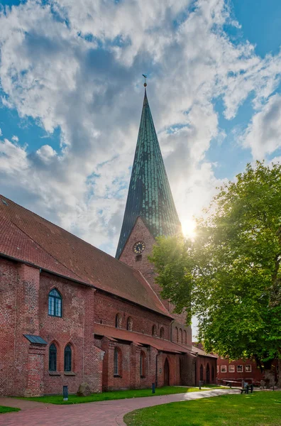 Eutin Almanya 'nın kuzeyinde Schleswig-Holstein eyâletinde, Schleswig-Holstein eyâletinde, Doğu Holstein eyâletine bağlı bölge..
