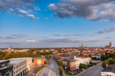 Lbeck Almanya 'nın kuzeyinde Schleswig-Holstein eyâletinde, Schleswig-Holstein eyâletinde, resmi olarak Hanseatic şehri Lbeck' in en kalabalık ikinci şehridir.