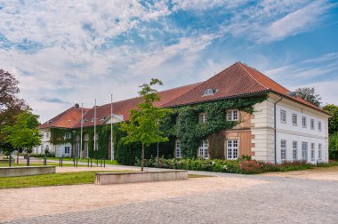 Eutin Almanya 'nın kuzeyinde Schleswig-Holstein eyâletinde, Schleswig-Holstein eyâletinde, Doğu Holstein eyâletinin başkentidir..