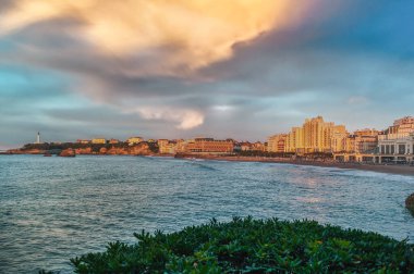 Biarritz, Fransa 'nın güneybatısında, Yeni Akitanya bölgesinde, Pyrnes-Atlantik departmanında bulunan bir şehir ve komün.