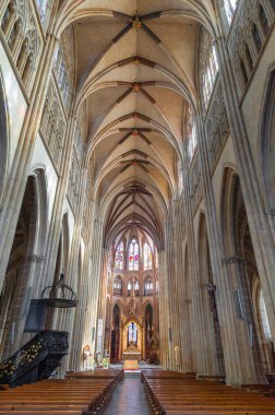 Santa Maria Katedrali. Bayonne, Fransa 'nın güneybatısında Nive ve Adour nehirlerinin birleştiği yerde, Fransız Bask Bölgesi' nde bir şehirdir..