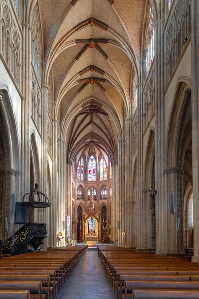 Santa Maria Katedrali. Bayonne, Fransa 'nın güneybatısında Nive ve Adour nehirlerinin birleştiği yerde, Fransız Bask Bölgesi' nde bir şehirdir..