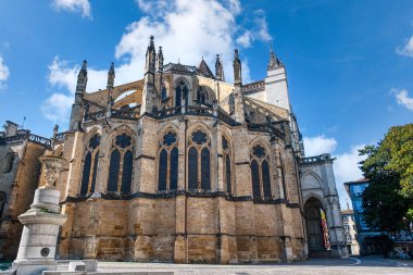 Bayonne, Fransa 'nın güneybatısında Nive ve Adour nehirlerinin birleştiği yerde, Fransız Bask Bölgesi' nde bir şehirdir..