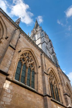 Bayonne, Fransa 'nın güneybatısında Nive ve Adour nehirlerinin birleştiği yerde, Fransız Bask Bölgesi' nde bir şehirdir..