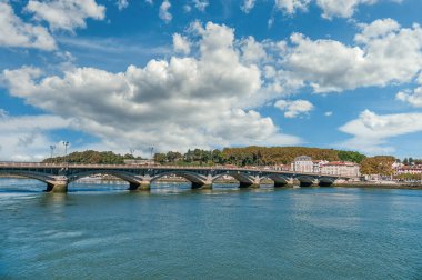 Bayonne, Fransa 'nın güneybatısında Nive ve Adour nehirlerinin birleştiği yerde, Fransız Bask Bölgesi' nde bir şehirdir..