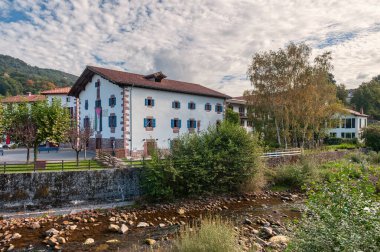 Erratzu, Navarre Foral Community 'nin Baztan ilçesine bağlı bir beldedir.