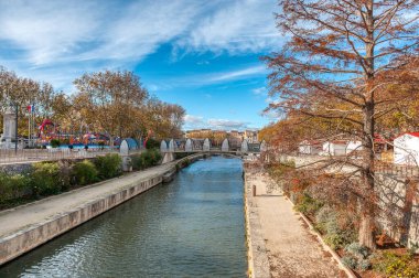 Narbonne, Fransa 'nın güneyinde Robine Kanalı' nda yer alan bir belediyedir.