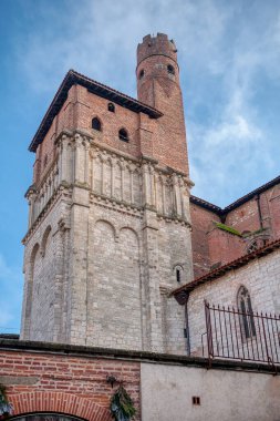 Albi, Fransa 'nın Occitanie bölgesinin başkenti olan Tarn bölgesinde yer alan bir şehirdir..