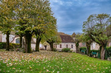 Carennac, Fransa 'nın Midi-Pyrnes bölgesinde, Gourdon bölgesinde ve Vayrac kantonunda bir şehirdir..