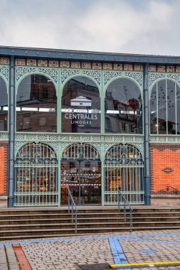 Limoges, Fransa 'nın Limousin bölgesinin tarihi başkenti ve Limoges ilinin merkezi kent. (Limoges merkez pazarı)