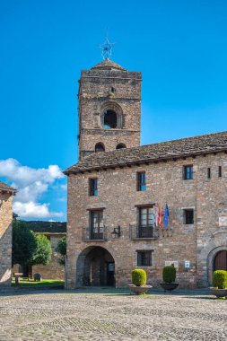 Ainsa-Sobrarbe İspanya 'nın Aragn özerk bölgesinde, Huesca ili Sobrarbe bölgesinde bulunan bir belediyedir.