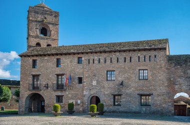 Ainsa-Sobrarbe İspanya 'nın Aragn özerk bölgesinde, Huesca ili Sobrarbe bölgesinde bulunan bir belediyedir.