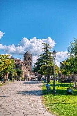Ainsa-Sobrarbe İspanya 'nın Aragn özerk bölgesinde, Huesca ili Sobrarbe bölgesinde bulunan bir belediyedir.