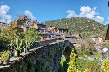 Castellbo, Montferrer i Castellbo belediyesinde yer alan bir nüfus merkezidir. İspanya