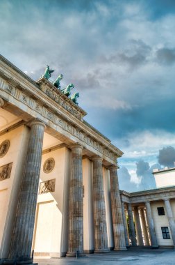 Brandenburg Kapısı, 18. yüzyılda Berlin 'de bulunan bir neoklasik anıttır..