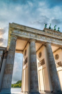 Brandenburg Kapısı, 18. yüzyılda Berlin 'de bulunan bir neoklasik anıttır..