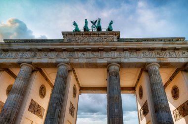 Brandenburg Kapısı, 18. yüzyılda Berlin 'de bulunan bir neoklasik anıttır..