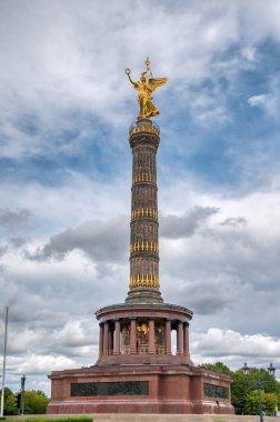 Berlin 'deki Zafer Sütunu, Almanya' nın başkenti Berlin 'deki Tiergarten parkında bulunan anıtsal bir sütundur..