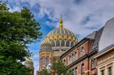 Berlin Almanya 'nın başkenti ve on altı federal eyaletten biridir. Kuzeydoğu Almanya 'da yer almaktadır.