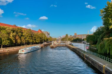Berlin Almanya 'nın başkenti ve on altı federal eyaletten biridir. Kuzeydoğu Almanya 'da yer almaktadır.