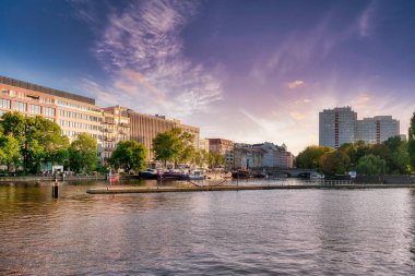 Berlin Almanya 'nın başkenti ve on altı federal eyaletten biridir. Kuzeydoğu Almanya 'da yer almaktadır.