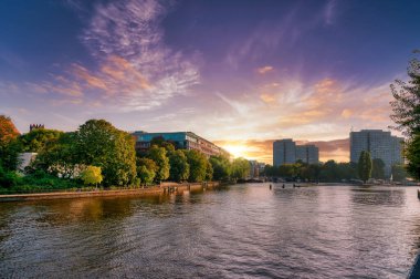 Berlin Almanya 'nın başkenti ve on altı federal eyaletten biridir. Kuzeydoğu Almanya 'da yer almaktadır.